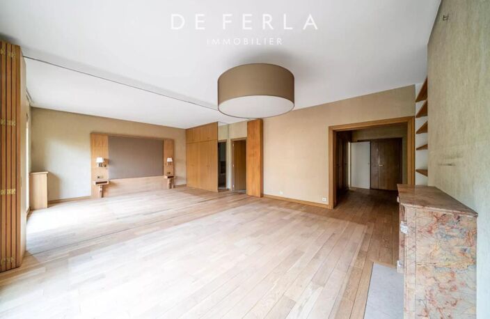 PARIS VIII - Avenue Montaigne - Appartement avec balcon et vue dégagée — photo 4