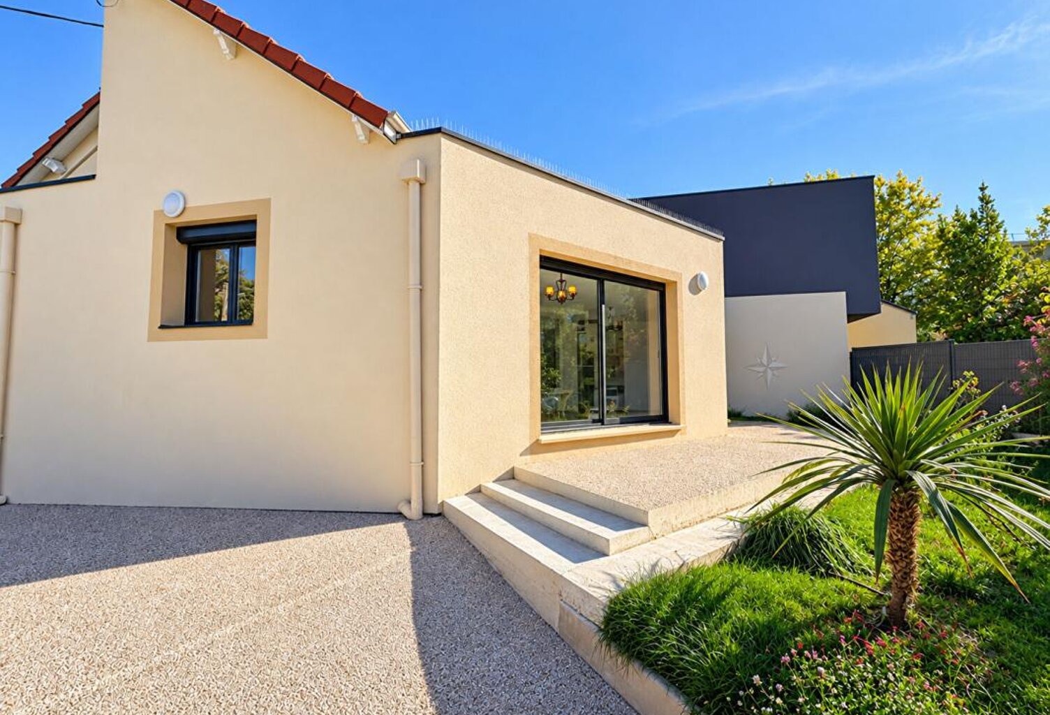 MANTES-LA-VILLE - MAISON RÉNOVÉE - 110 M² - 4 CHAMBRES - DPE A - TERRAIN DE 586 M² — photo 1