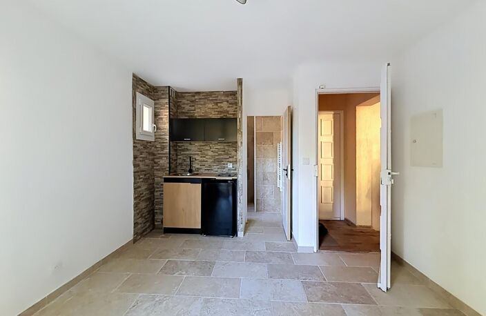 BANDOL  Studio rénové de plus de 17 m² avec parking et grande cave — photo 2