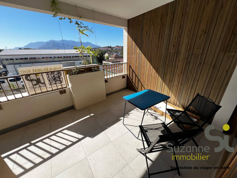 VOIRON, 2P+C Meublé de 52m² avec terrasse 18m², cave, parking — photo 1