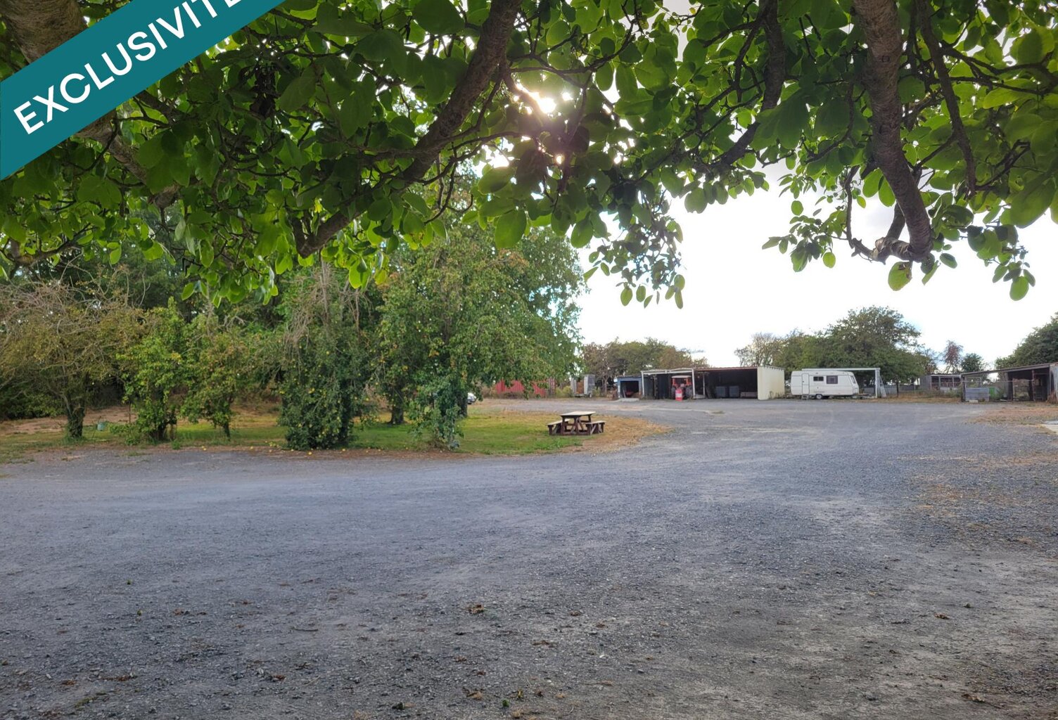 ? À Martragny, profitez d'un terrain de 1 465 m² au calme, avec une dalle béton déjà présente et un espace arboré, idéalement situé à seulement 10 minutes de Bayeux et 20 minutes de Caen. — photo 1