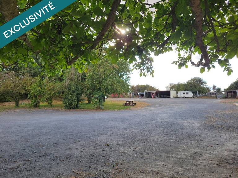 ? À Martragny, profitez d'un terrain de 1 465 m² au calme, avec une dalle béton déjà présente et un espace arboré, idéalement situé à seulement 10 minutes de Bayeux et 20 minutes de Caen. — photo 1