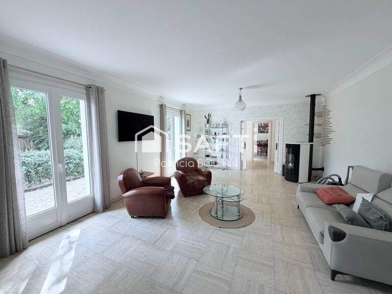 MAISON DE PLAIN PIED + APPARTEMENT DUPLEX ATTENANT ET GARAGES ET DÉPENDANCES A VOUILLE — photo 1