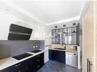 maison familiale , comprenant 7 pièces ave cuisine un salon séjour climatisé ,5 chambres dont une suite parentale avec 1 salle d'eau et une salle de bain ,un jardin avec une terrasse et une piscine — photo 3