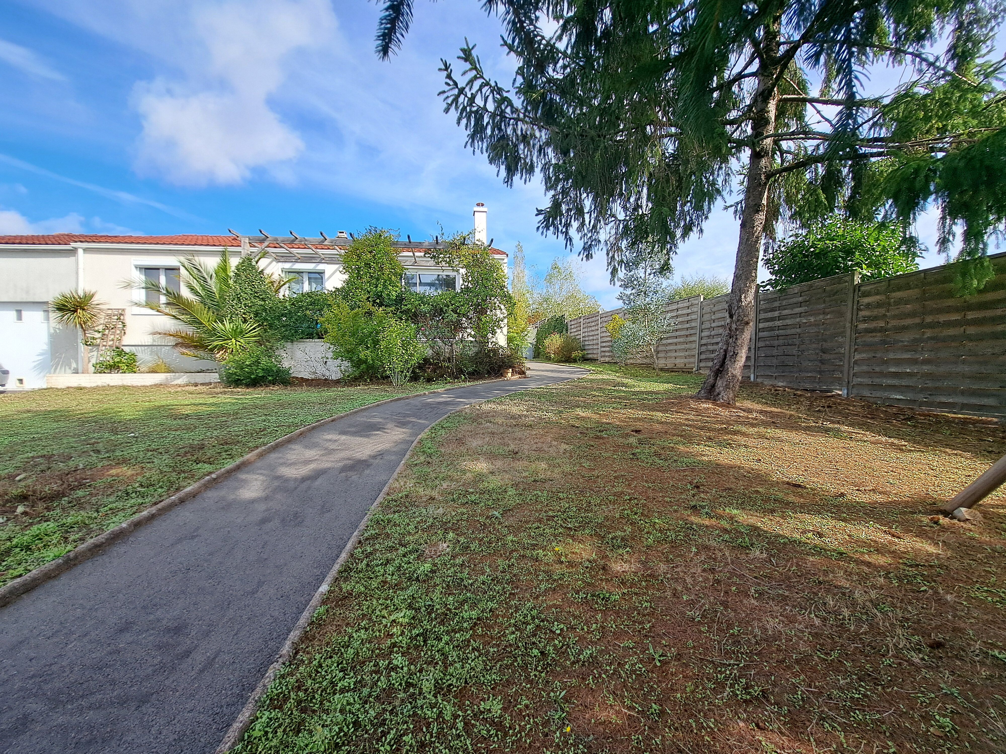 BRAINS Maison  4 CHAMBRES  92 m2  et 101 m² au sol