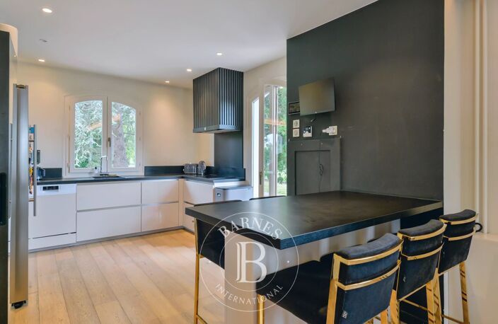 Saint-Symphorien-D'Ozon - Maison meublée et climatisées de 221,53 m²  - 4 Chambres - Piscines - Jardin Avec Étang — photo 5