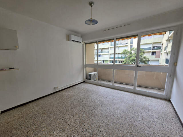 Studio avec balcon dans Résidence fermée — photo du bien