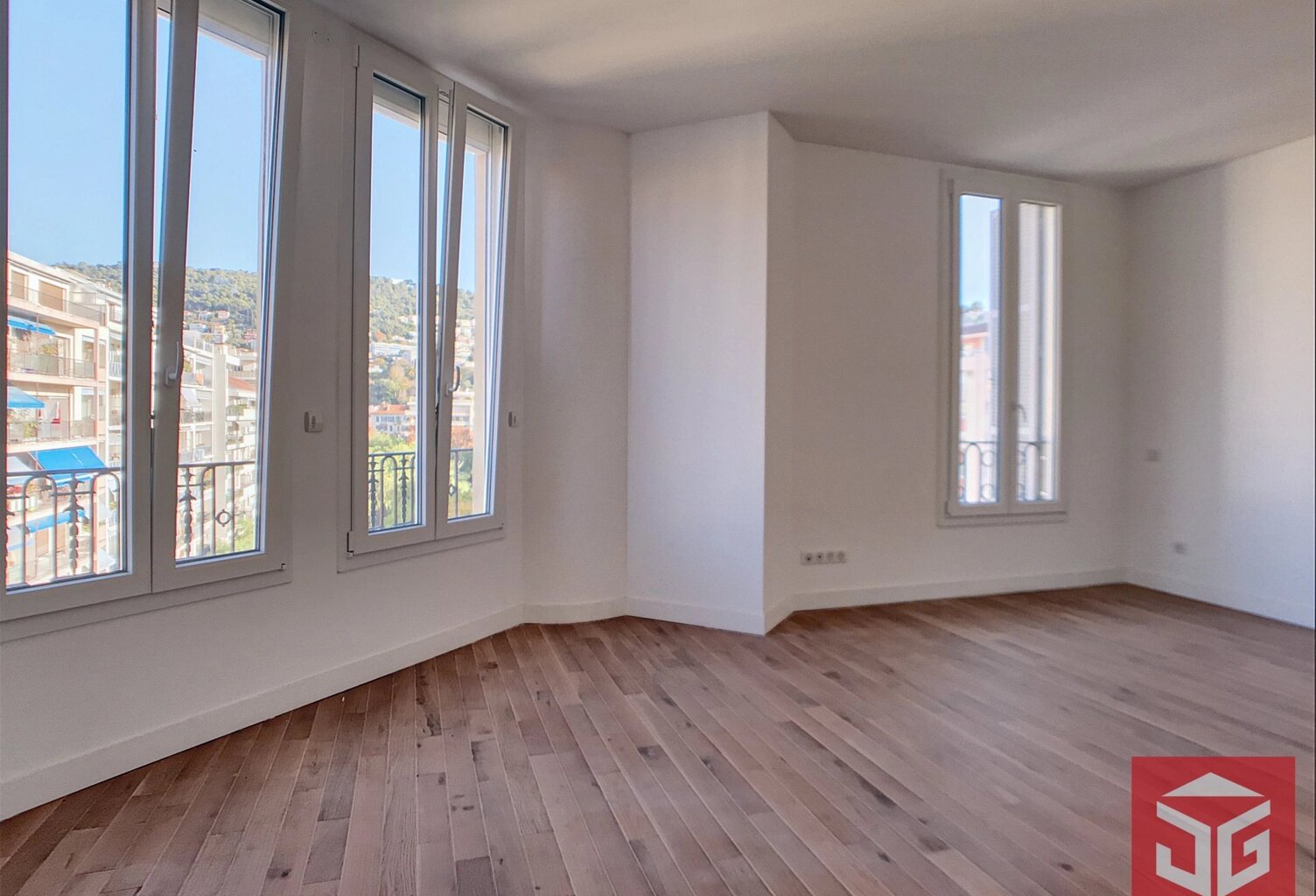 Location grand STUDIO VIDE - Nice Le Port — photo 1