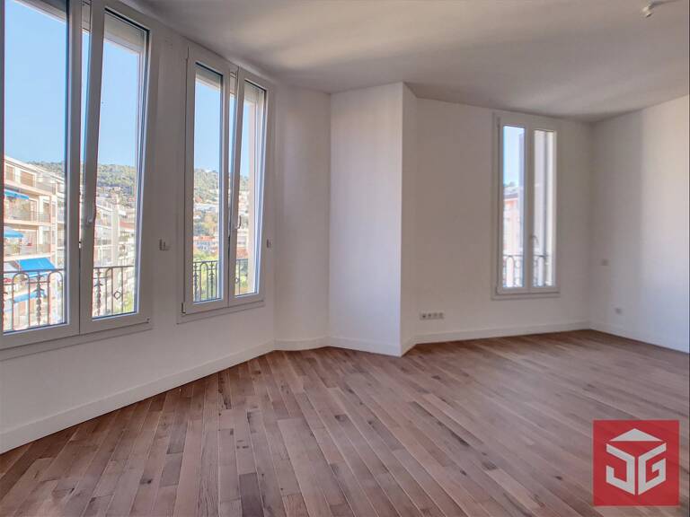 Location grand STUDIO VIDE - Nice Le Port — photo 1