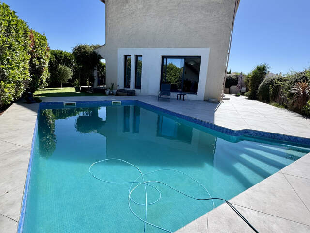 Villa 5 pièces avec garage et piscine — photo du bien