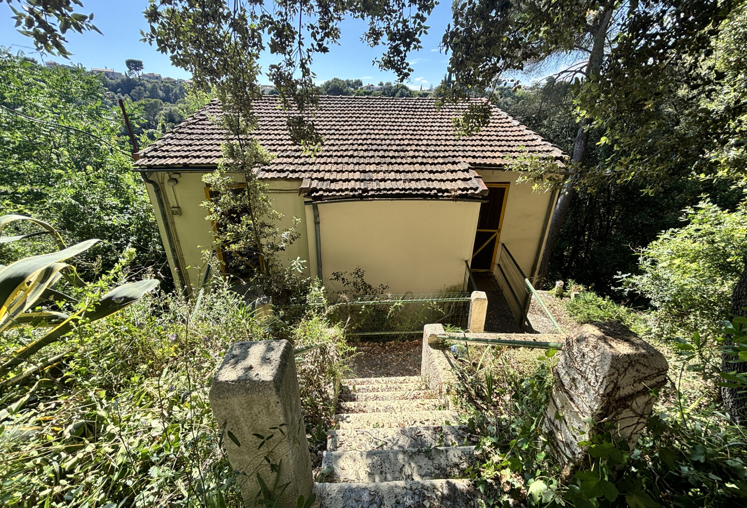 Cagnes maison 65 m2 à rénover sur terrain 1836 m2 — photo 1
