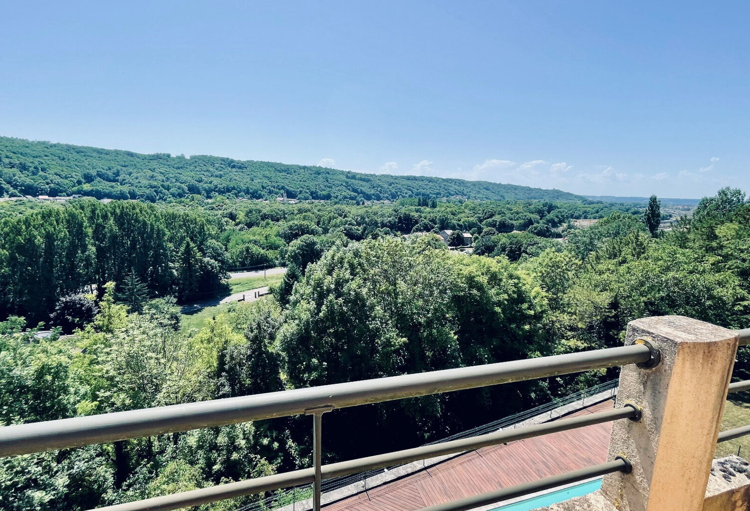 À 5 minutes du centre d' Ambérieu en Bugey. 2 maisons sur 9 000 M² de parc et bois. — photo 1