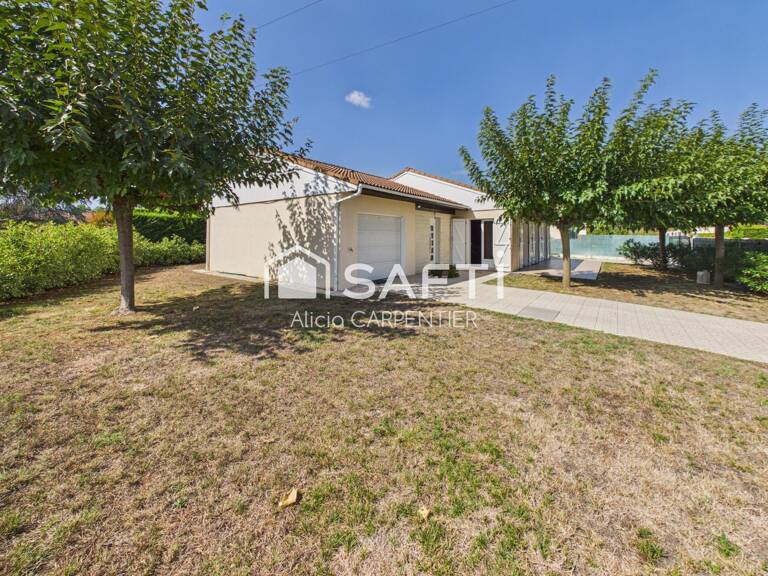 Maison rénovée de plain-pied avec trois chambres et un garage — photo 1