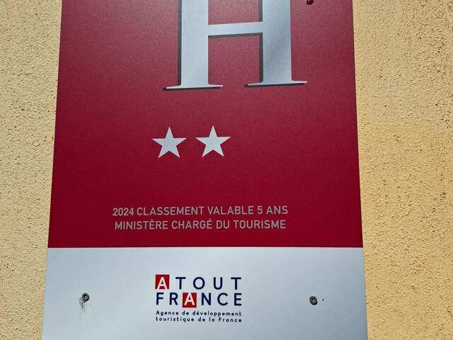 Un hôtel de charme  idéalement situé, alliant élégance, caractère et univers décoratifs uniques, à proximité du canal des deux mers — photo du bien