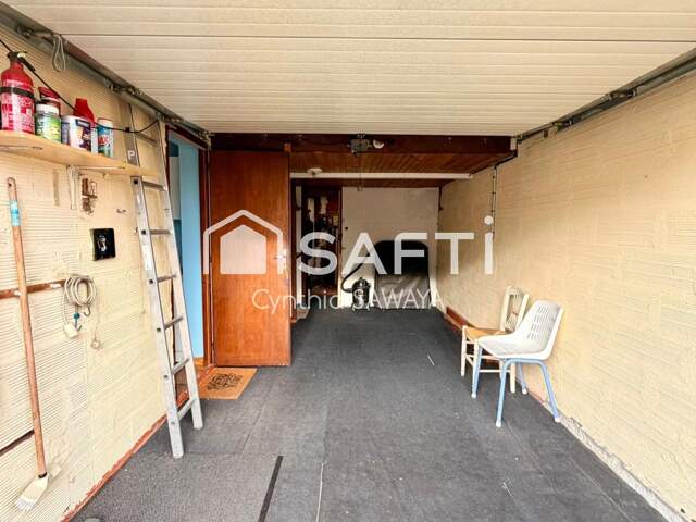 Belle maison à rafraîchir avec garage, terrasse couverte et cabanon — photo du bien