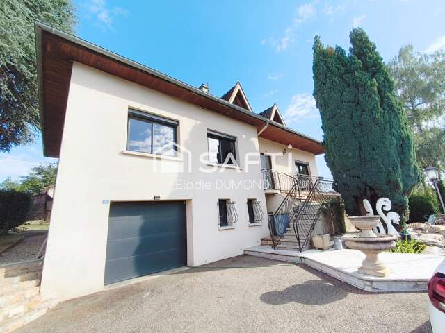 Très belle maison située à Saint-Amour d'une surface habitable de 264 m2 sur terrain arboré de 2300 m2 — photo du bien