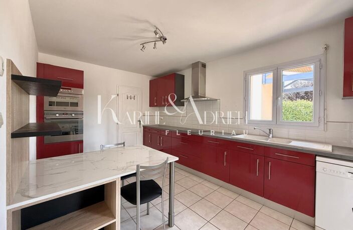 Villa avec vie de plain-pied, jardin et double garage — photo 3