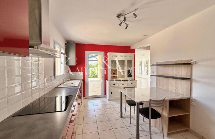 Villa avec vie de plain-pied, jardin et double garage — photo 4