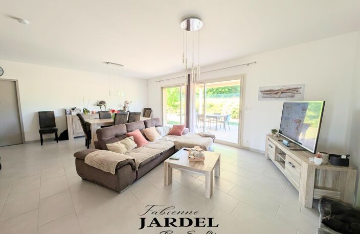 Villa récente de 153 m² de plain pied avec piscine — photo 5