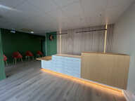 Local professionnel avec cabines ou bureaux — photo 2