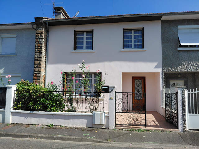 Maison mitoyenne élevée sur deux niveaux avec jardin et dépe — photo du bien