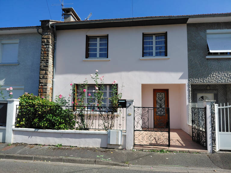 Maison mitoyenne élevée sur deux niveaux avec jardin et dépe — photo 1