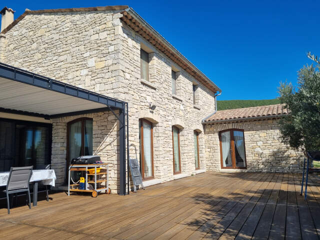 Maison avec terrain et piscine — photo du bien