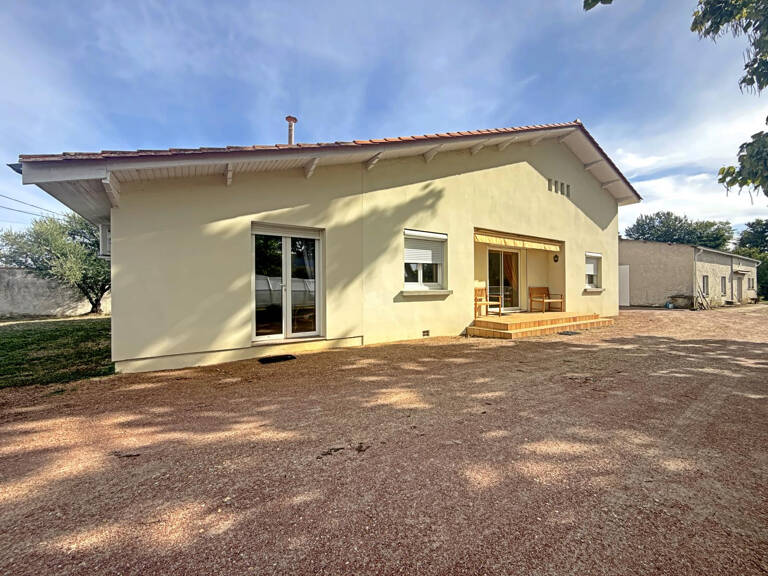 Maison avec piscine, hangar et vaste terrain — photo 1