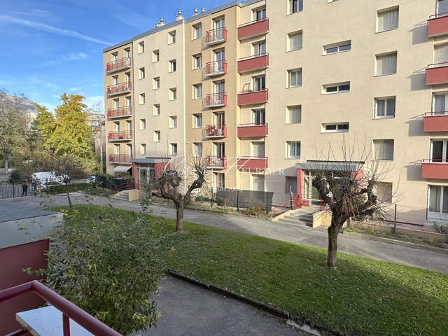 Grenoble - T3 + C - Ravalé et isolé — photo du bien