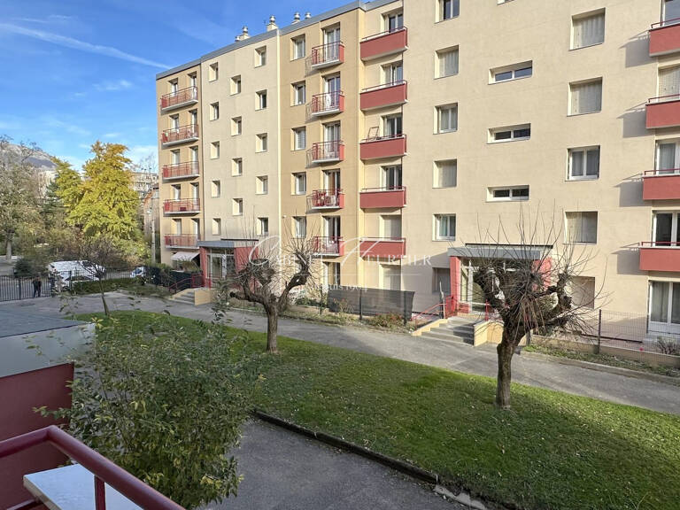 Grenoble - T3 + C - Ravalé et isolé — photo 1