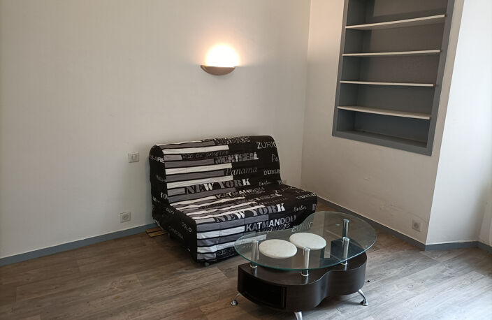 STUDIO MEUBLÉ - COEUR DE VILLE - CAHORS — photo 2
