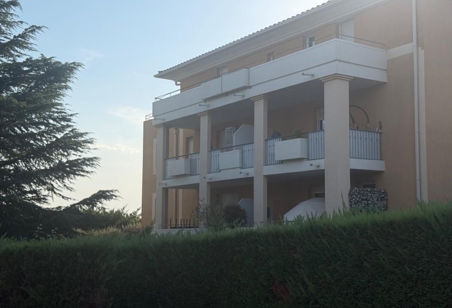 Studio meublé tout équipé avec grande terrasse — photo 1
