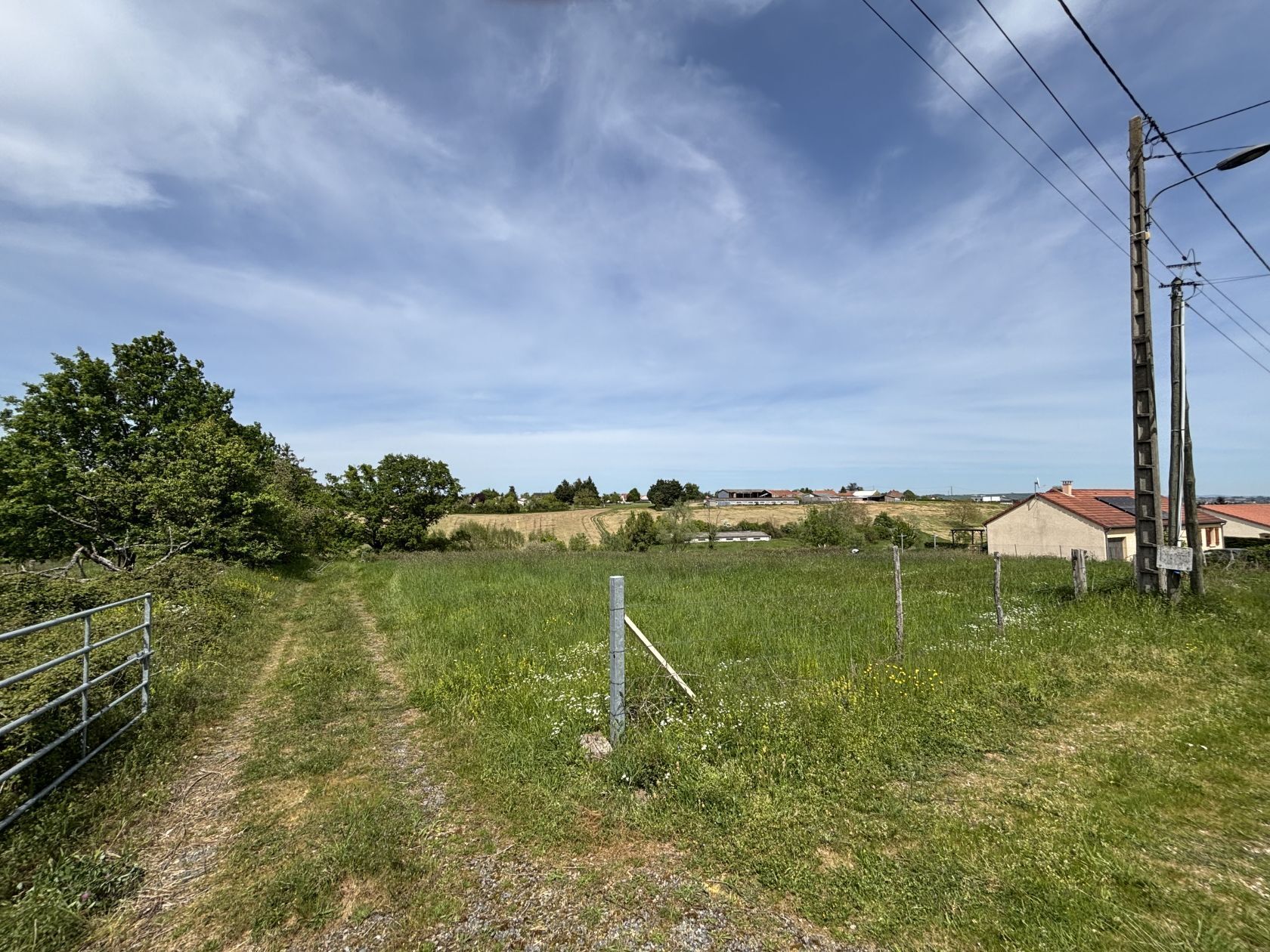 Terrain à bâtir de 1481 m² à SAINT-REMY-EN-ROLLAT (03)