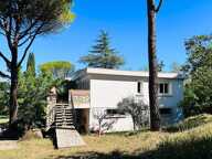 Loriol-sur-Drôme proche centre village, remarquable maison d’architecte de 1969, environ 167 m² habitables sur sous sol complet, sur un magnifique terrain arboré de plus de 3 000 m — photo 3