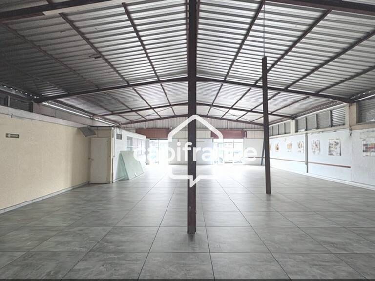 A louer sur Jarry LOCAL 330 m² BAIE MAHAULT (971) — photo 1