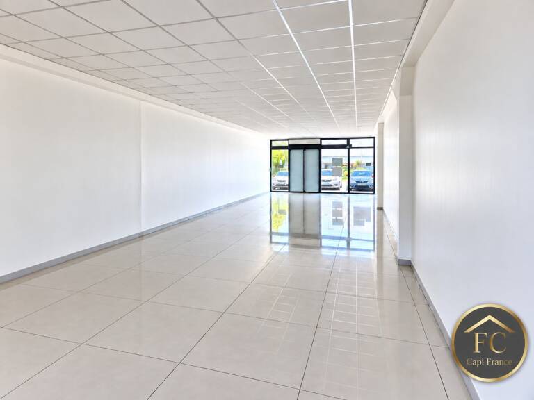 OPPORTUNITÉ À JARRY – LOCAL COMMERCIAL 100 M² EN RDC – VITRINE – RESTAURATION POSSIBLE — photo 1