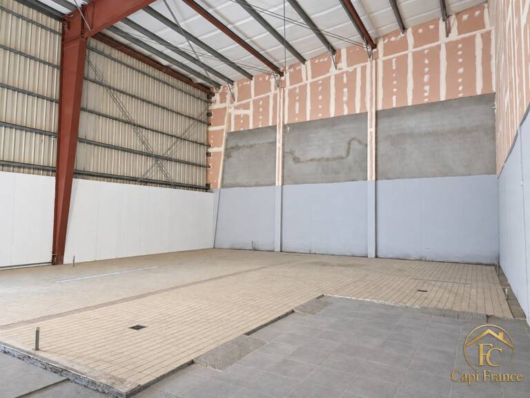 À LOUER – DÉPÔT 215 m² – JARRY — photo 1