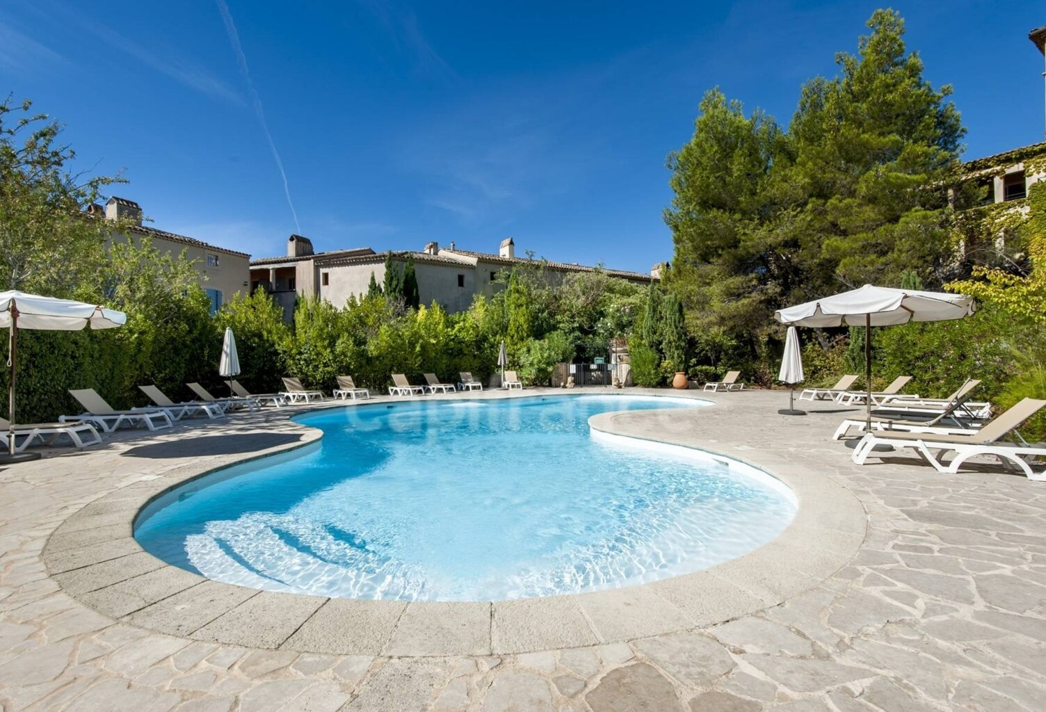 RARE SUR LE DOMAINE DE PONT ROYAL–APPARTEMENT DE STANDING de 48m2 CLIMATISE AVEC TERRASSE, VUE DÉGAGÉE ET PISCINE PRIVATIVE — photo 1