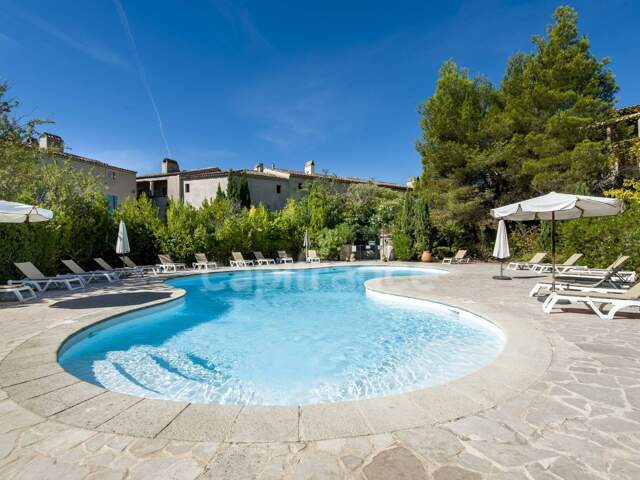 RARE SUR LE DOMAINE DE PONT ROYAL–APPARTEMENT DE STANDING de 48m2 CLIMATISE AVEC TERRASSE, VUE DÉGAGÉE ET PISCINE PRIVATIVE — photo du bien