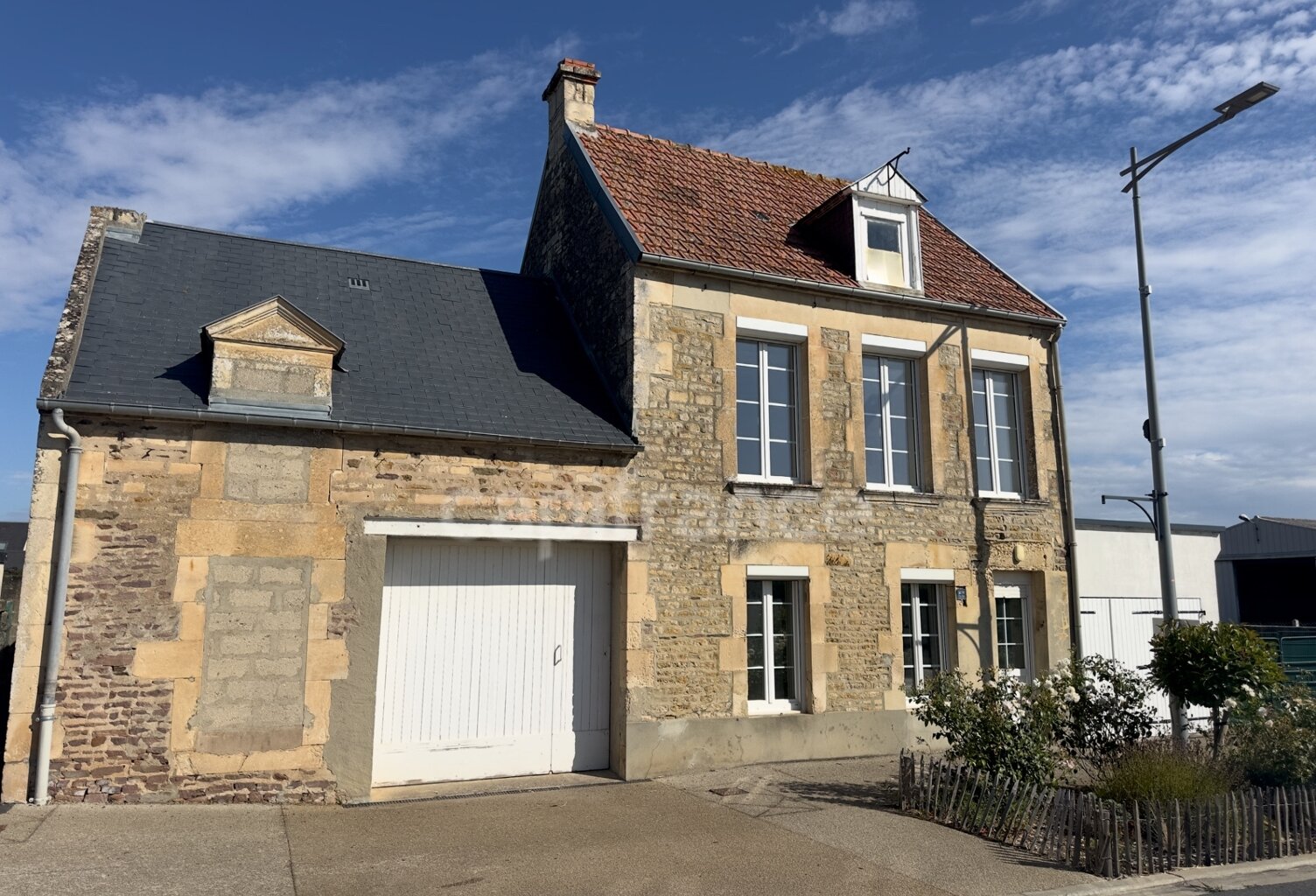 TOURVILLE-SUR-ODON (14) – MAISON AVEC 3 CHAMBRES, JARDIN ET DEUX GARAGES — photo 1