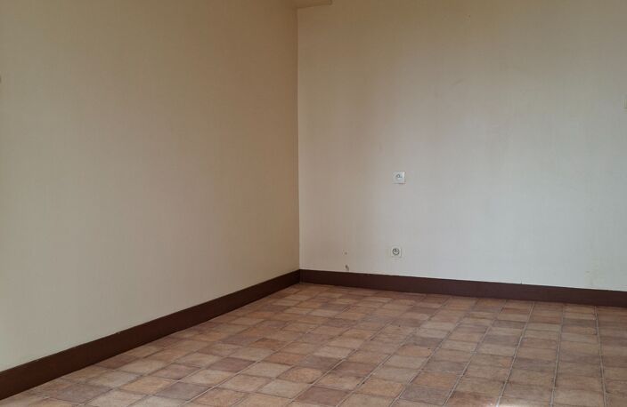 Maison de village à réfraichir, 5 min écoles college, péage, et gare Sncf, 35 min le Mans, 15 min ALENCON avec  jardinet — photo 2