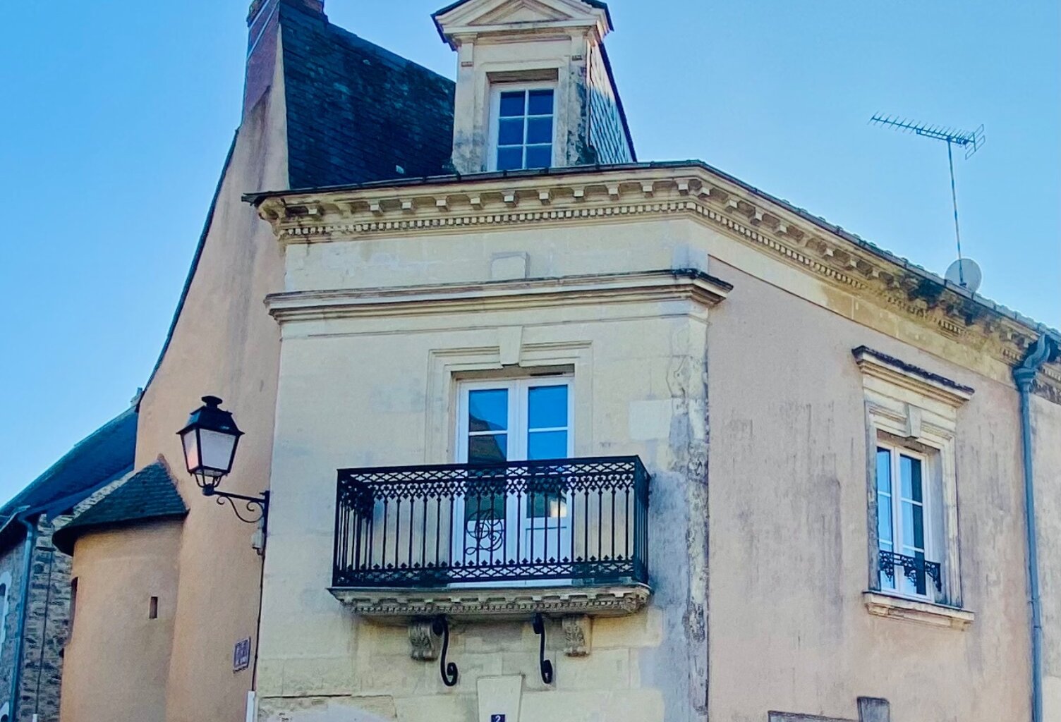 À Vendre : Maison de ville 3 chambres avec dépendance Mayenne 53200 — photo 1