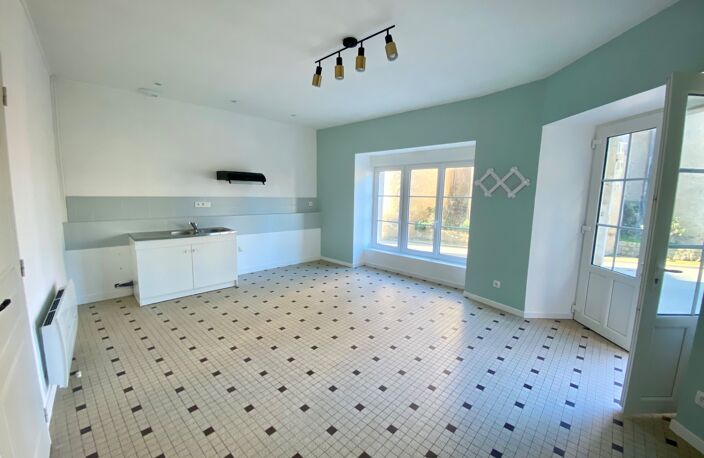 À Vendre : Maison de ville 3 chambres avec dépendance Mayenne 53200 — photo 2