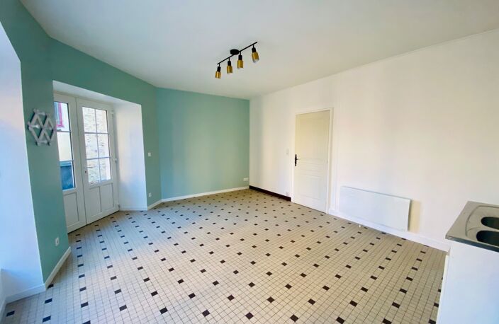 À Vendre : Maison de ville 3 chambres avec dépendance Mayenne 53200 — photo 3