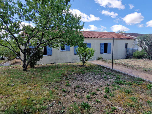 Maison à vendre 4 pièces SAINT JEAN D'ANGELY (17) 95 m² habitables- garage- jardin — photo du bien