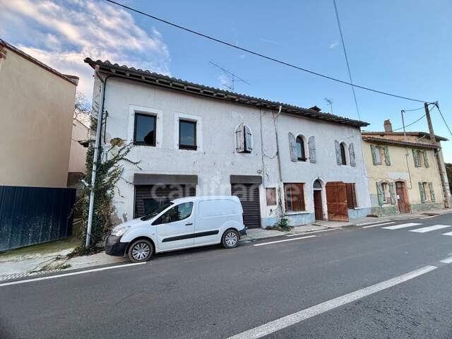 Ancien immeuble à rénover de 410 m² avec jardin et parking privatif – Larrazet (82) — photo du bien