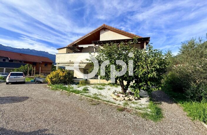 TENCIN – DUPLEX DE 158 M² AVEC TERRASSE, JARDIN PRIVATIF, GARAGE à VELO/MOTO ET PARKING — photo 2
