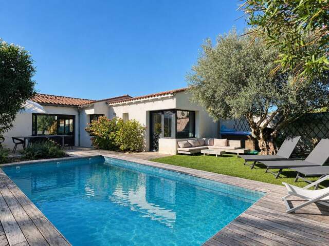 Maison À Vendre de plain pied avec piscine/ GRAND GARAGE à 2 pas des commerces — photo du bien