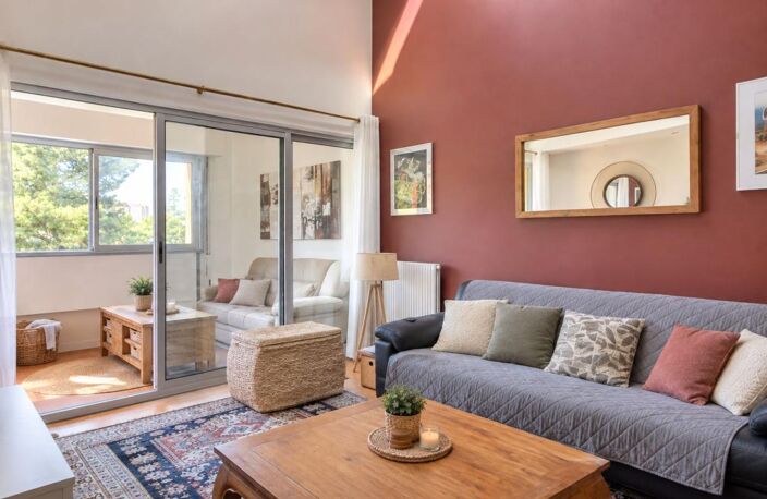 APPARTEMENT ATYPIQUE ET RARE À LA VENTE - SECTEUR MAZARGUES VILLAGE - 13009 MARSEILLE — photo 2