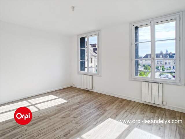 RARE À LA VENTE – APPARTEMENT T3 RÉNOVÉ – CENTRE-VILLE LES ANDELYS — photo du bien